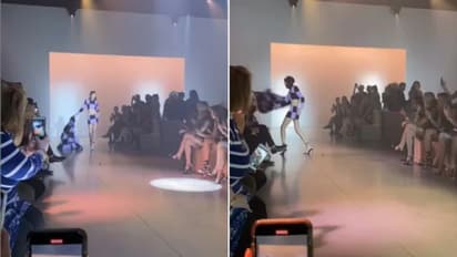 Viral Video: റാംപില് ചുവട് വയ്ക്കുന്നതിനിടെ കാഴ്ചക്കാരിയെ കോട്ട് കൊണ്ട് അടിക്കുന്ന മോഡല്; വൈറലായി വീഡിയോ