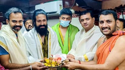 కొల్లూరు మూకాంబిక అమ్మవారిని దర్శించుకున్న `కేజీఎఫ్ 2` టీమ్.. మర్చిపోతున్న విషయాన్ని గుర్తు చేస్తూ..