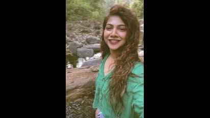 Madonna in forest : அம்மாடியோவ்...நடுக்காட்டில் தன்னந்தனியாய் Madonna Sebastian..இயற்கையுடன் பிணைத்த  நாயகி