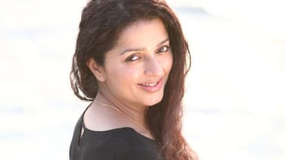 Bhumika Chawla beach pose : கருநிற சிங்கிள் உடை..பீச் போஸ்..வாழைத்தண்டு கால்களை நீட்டி காத்திருக்கும் பூமிகா..