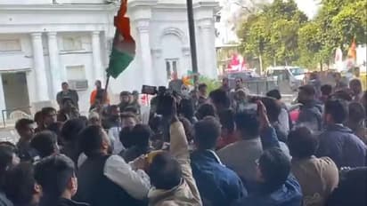 यूपी चुनाव: लखनऊ पहुंचे कांग्रेस नेता कन्हैया कुमार पर फेंका गया केमिकल, आरोपी गिरफ्तार