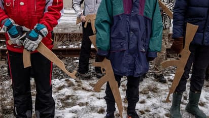 Russia Ukraine Crisis : മുട്ടുമടക്കില്ല, മരത്തോക്കുകളുംനാടന് ആയുധങ്ങളുമായി ഉക്രൈന് യുദ്ധത്തിനൊരുങ്ങി