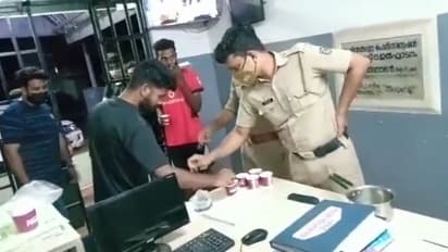 അർധരാത്രിയിൽ ചായ കുടിക്കാൻ പുറത്തിറങ്ങിയ യുവാക്കള്ക്ക് കട്ടന്ചായ ഇട്ട് കൊടുത്ത് പൊലീസ്