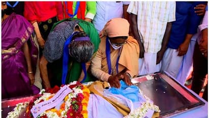 എന്ഡോസള്ഫാന് മേഖലയില് മരിച്ച കുഞ്ഞിന്റെ മൃതദേഹവുമായി കാസര്കോട് പ്രതിഷേധം