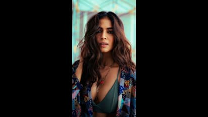 அடடா..ஆரஞ்சு நிற மெல்லிய  மேலாடையில் ஆளை அசத்தும் மாளவிகா மோகனன்..