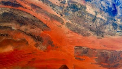 Astronaut ने अंतरिक्ष से भेजी धरती की तस्वीरें, दिखाई पड़ी एक 'रहस्यमयी पट्टी'