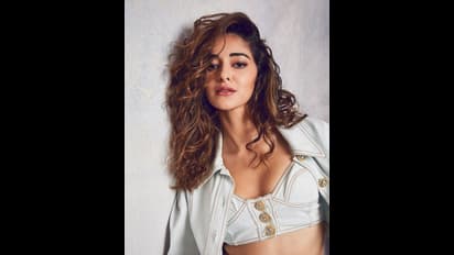 নিতম্ব থেকে বিভাজিকা, বিকিনিতে স্পষ্ট শরীরী ভাঁজ, নীল জলে ডুবে শিহরণ অনন্যার