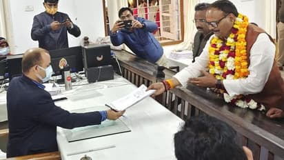 ब्रजेश पाठक ने पहुंचकर भरा यूपी चुनाव के लिए नामांकन, सपा ने होल्ड करवाए यह टिकट