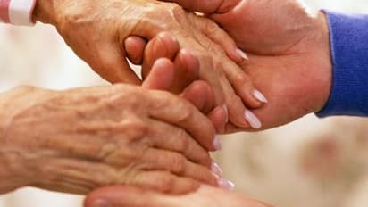 అమ్మ కోసం ఓ కొడుకు తాపత్రయం... తల్లిని తోపుడుబండిపై తీసుకెళుతున్న అభినవ శ్రవణ కుమారుడు