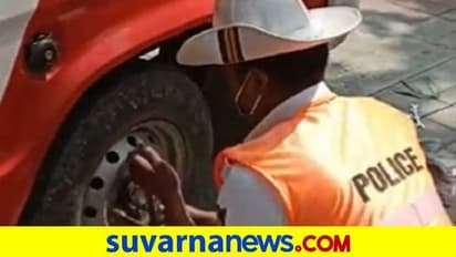 ಪಂಕ್ಚರ್‌ ಆದ ಆ್ಯಂಬುಲೆನ್ಸ್‌ ಚಕ್ರ ಬದಲಿಸಿದ ಪೇದೆ: ಪೊಲೀಸಪ್ಪನ ಮಾನವೀಯ ಕೆಲಸಕ್ಕೆ ಬಹುಪರಾಕ್‌..!