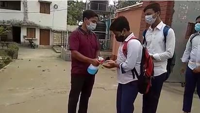 School Reopen: অবশেষে বাজল স্কুলের ঘণ্টা, করোনা ভয়কে সঙ্গে নিয়েই ক্লাসে পড়ুয়ারা