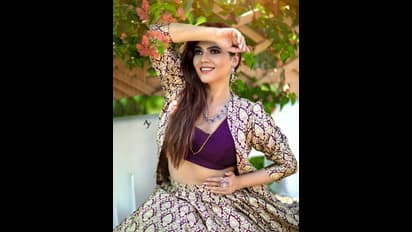 "கன்னத்தில் என்னடி காயம்" என கண்ணருகே  லவ் டாட்டூவுடன்..கிளாமரில் ஜொலிக்கும் பிக்பாஸ் ஷெரின்..