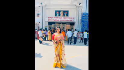 ಕುಟುಂಬಸ್ಥರ ಜೊತೆ ಮಂತ್ರಾಲಯಕ್ಕೆ ಭೇಟಿ ನೀಡಿ Nagini ನಟಿ ನಮ್ರತಾ ಗೌಡ!