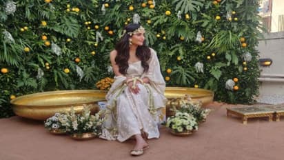 Karishma Tanna Wedding: करिश्मा तन्ना की हल्दी सेरेमनी की सामने आईं तस्वीरें, अदाकारा ने चुना है सबसे अलग लुक