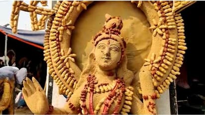 Kacha Badam Song: বাগদেবীর আরাধনায় ভুবন বাদ্যকরের ছোঁয়া, 'কাঁচা বাদাম' দিয়ে তৈরি মূর্তি