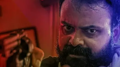 'പട'യിലെ 'രാകേഷ് കാഞ്ഞങ്ങാട്'; വേറിട്ട ഭാവത്തില് കുഞ്ചാക്കോ ബോബന്