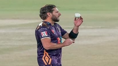 शाहिद अफरीदी ने गेंदबाजी में चार ओवर में लुटाए 67 रन, बने पीएसएल इतिहास के सबसे महंगे बॉलर