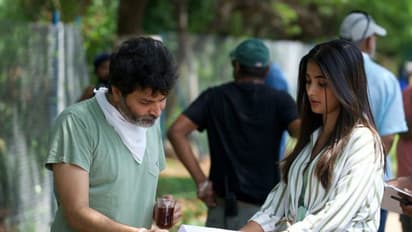 Trivikram-Pooja Hegde:ఇక బుట్టబొమ్మను వదలరా త్రివిక్రమ్?.. సోషల్ మీడియాలో పేలుతున్న సెటైర్స్!