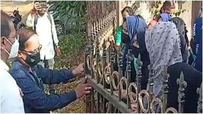 Hijab ban Karnataka : ஹிஜாப் அணிய தடை.. வகுப்புக்குள் விடுங்க-கண்ணீர் விடும் இஸ்லாமிய மாணவிகள்.. புது சர்ச்சை