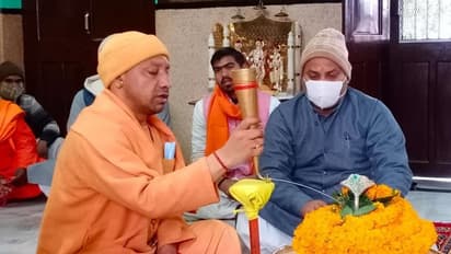 यूपी चुनाव नामांकन से पहले सीएम योगी आदित्यनाथ ने गोरखनाथ मंदिर में की पूजा-अर्चना, दिग्गज नेता पहुंचे गोरखपुर