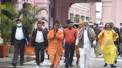 PHOTOS: नामांकन से पहले योगी ने हवन-पूजन कर गुरू-भगवान को किया याद,खुशी से नाचे किन्नर, संतों से मिला आशीर्वाद