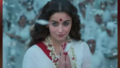 'গাঙ্গু' জ্বরে কাঁপছে বক্স অফিস, প্রথম দিনে কতটা আয় করল আলিয়ার 'গাঙ্গুবাঈ কাথিয়াওয়াড়ি'