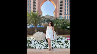 সাদা বালিয়াড়িতে প্যান্ট ছাড়াই আনমনা শ্রাবন্তী,লো নেকের খাঁজে ভিড়মি খেলেন ভক্তরা