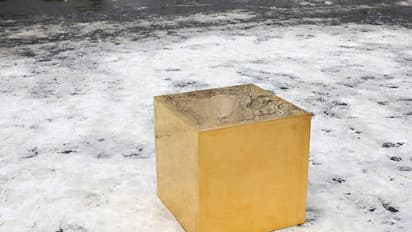 Castello Cube : രാവിലെയായപ്പോള് പാര്ക്കിലൊരു സ്വര്ണ്ണ ക്യൂബ്, ഭാരം 186 കിലോ, വില 87 കോടി!