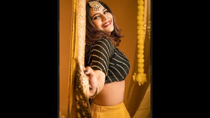 இது..கிளாமரில் புது விதமா இருக்கே..மனதை கலங்கடிக்கும் ஐஸ்வர்யா தத்தா..கோட்டுக்குள்ள பிகினியா?..