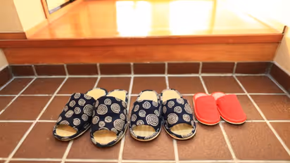 ಮನೆಯ ಹೊರಗೆ ಚಪ್ಪಲಿ ಇಡಬೇಕು ಯಾಕೆ ಗೊತ್ತಾ?