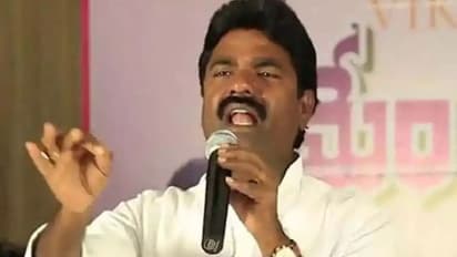 రాజీనామా చేయండి .. రోడ్లు పడతాయి : రసమయి బాలకిషన్‌కి నిరసన సెగ