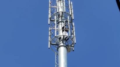 यूपी चुनाव में पर्चा खारिज होने से नाराज युवक मोबाइल टावर पर चढ़ा, उतारकर कलेक्ट्रेट ले गई पुलिस