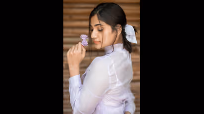 முழு முதுகையும் காட்டி..பிக்பாஸ் லாஸ்லியா கொடுத்துள்ள கிளாமர் போஸ்...