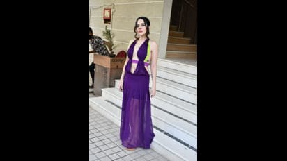 ನೇರಳೆ ಬಣ್ಣದ ಬ್ಯಾಕ್ಲೆಸ್‌ ಡ್ರೆಸ್‌ನಲ್ಲಿ ನಟಿ Urfi ಟ್ರೋಲ್, ಸೀರೆ ಅಥವಾ ದುಪಟ್ಟಾ ಅನ್ನೋದೇ ಪ್ರಶ್ನೆ?