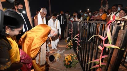 মোদীকে সাষ্টাঙ্গে প্রণাম, খুদের কীর্তি দেখে হাসি চাপতে পারলেন না প্রধানমন্ত্রীও