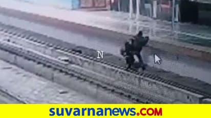 ಮೊಬೈಲ್ ನೋಡ್ತಾ ನೋಡ್ತಾ ಮೆಟ್ರೋ ಹಳಿ ಮೇಲೆ ಬಿದ್ದ, ಶಾಕಿಂಗ್ ವಿಡಿಯೋ ವೈರಲ್!