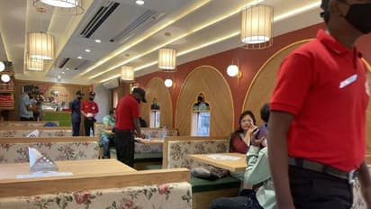 உணவகங்களில் சர்வீஸ் சார்ஜுடன் ஜிஎஸ்டி வசூலித்தால் புகார் அளியுங்கள்... மத்திய அரசு அதிரடி அறிவிப்பு!!