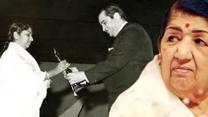 Lata Mangeshkar: మొదటి ఫిల్మ్ ఫేర్ తీసుకోవడానికి వెనుకాడిన లతా మంగేష్కర్.. సంప్రదాయాన్నిగౌరవించి..