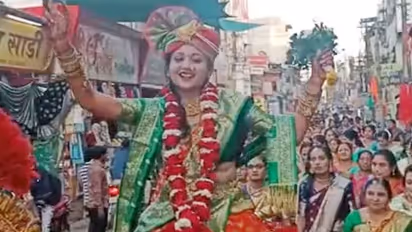 झांसी की रानी के गेटअप जमकर नाची ये दुल्हन, घोड़ी पर बैठ खुद पहुंची दूल्हे के घर...आप भी देखिए ये वीडियो