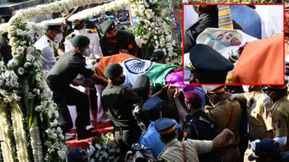 निधन के बाद सामने आई Lata Mangeshkar की पहली फोटो, तिरंगे में लिपट आखिरी सफर पर निकलीं स्वर कोकिला