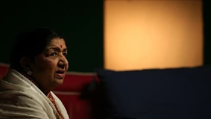 লতা মঙ্গেশকরের প্রয়াণে আজ অর্ধদিবস ছুটি বাংলায়, আগামী ১৫ দিন বাজবে লতার গান