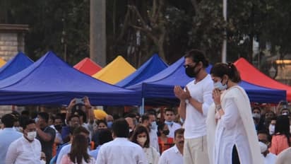 লতা মঙ্গেশকরের শেষকৃত্যে শাহরুখের দুয়া, আবেগে ভাসল কিং ভক্তরা, মৌলবাদীদের কড়া তোপ
