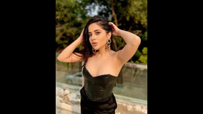 দড়ি খুললেই বেরিয়ে যেত 'স্তনযুগল', 'কাঁচাবাদাম' গানে নিলর্জ্জতার চূড়ান্ত সীমা পার করল উরফি