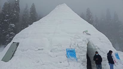 जम्मू-कश्मीर में पर्यटकों के आकर्षण का केंद्र बना दुनिया का सबसे बड़ा Igloo cafe, देखें तस्वीरें