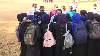 Hijab Issue: அப்படிப்பட்ட வேலையே எனக்கு வேண்டாம்.. ஹிஜாப் தடையால் விரிவுரையாளர் பணியை தூக்கி எறிந்த பெண்.!