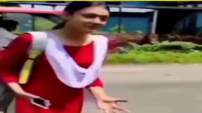 स्कूल ड्रेस में जा रही लड़की को लड़के ने बीच सड़क पर यूं किया प्रपोज, थोड़े नखरे के बाद लड़की ने की 'हां'