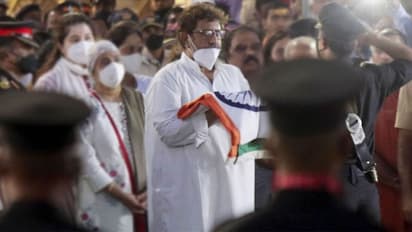 இசைக்குயில் லதா மங்கேஷ்கரின் அஸ்தி.. குடும்பத்தினரிடம் ஒப்படைப்பு..