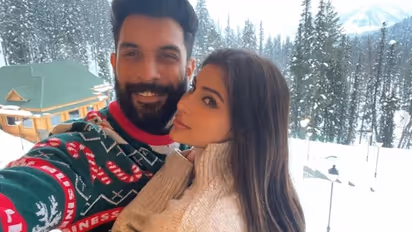 সূরজের সঙ্গে চরম অন্তরঙ্গ মৌনি, বরফের কোলো হানিমুনে রোম্যান্টিক পোজ নবদম্পতির