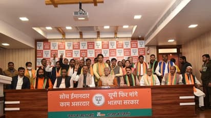यूपी चुनाव: इटावा से पूर्व सांसद रघुराज शाक्य समेत दर्जनों नेता BJP में शामिल, डिप्टी CM केशव प्रसाद ने दिलाई