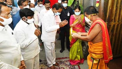 యాదాద్రి ఆలయ పునరుద్దరణ పనులు: పరిశీలించిన తెలంగాణ సీఎం కేసీఆర్(ఫోటోలు)